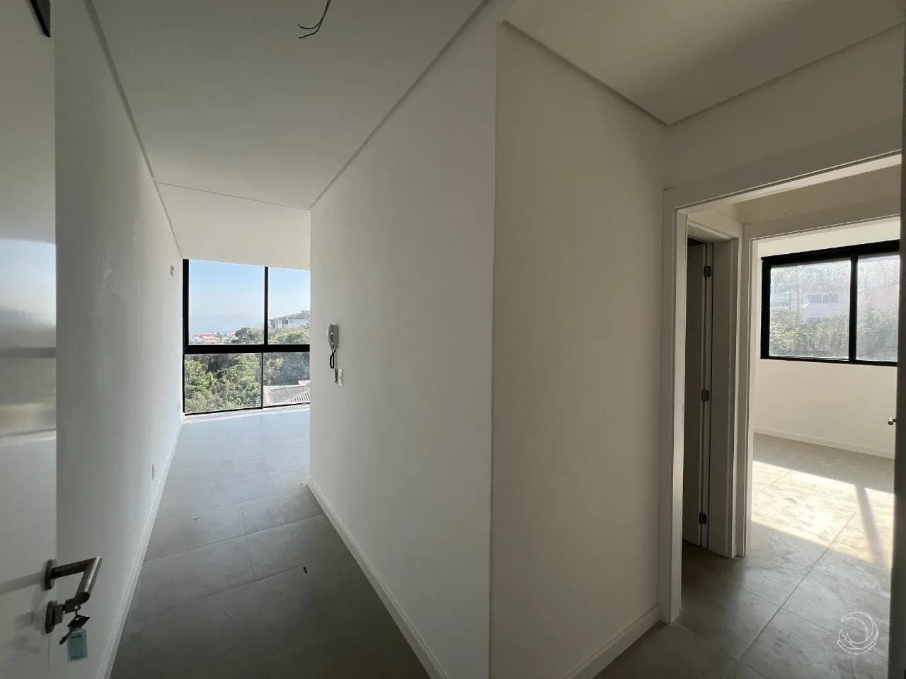 Apartamento para venda com 2 dormitórios em Coqueiros com 83 m² — foto 2