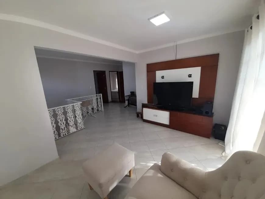 Casa para venda com 3 dormitórios em Carianos com 206 m² — foto principal