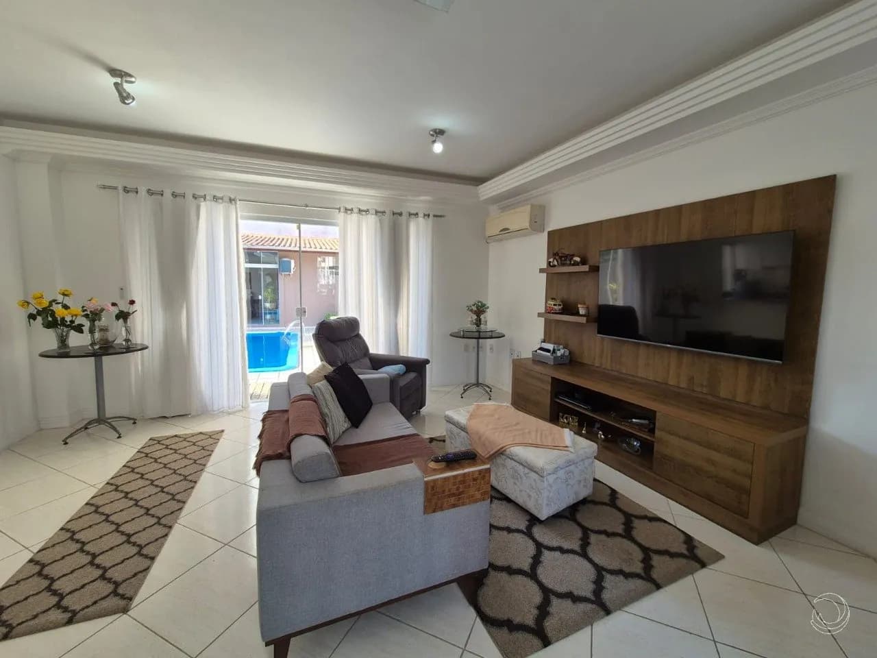Casa para venda com 3 dormitórios em Coqueiros com 195 m² — foto principal