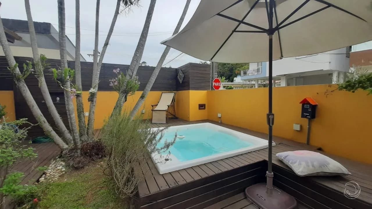 Casa para venda com 3 dormitórios em Canasvieiras com 126 m² — foto principal