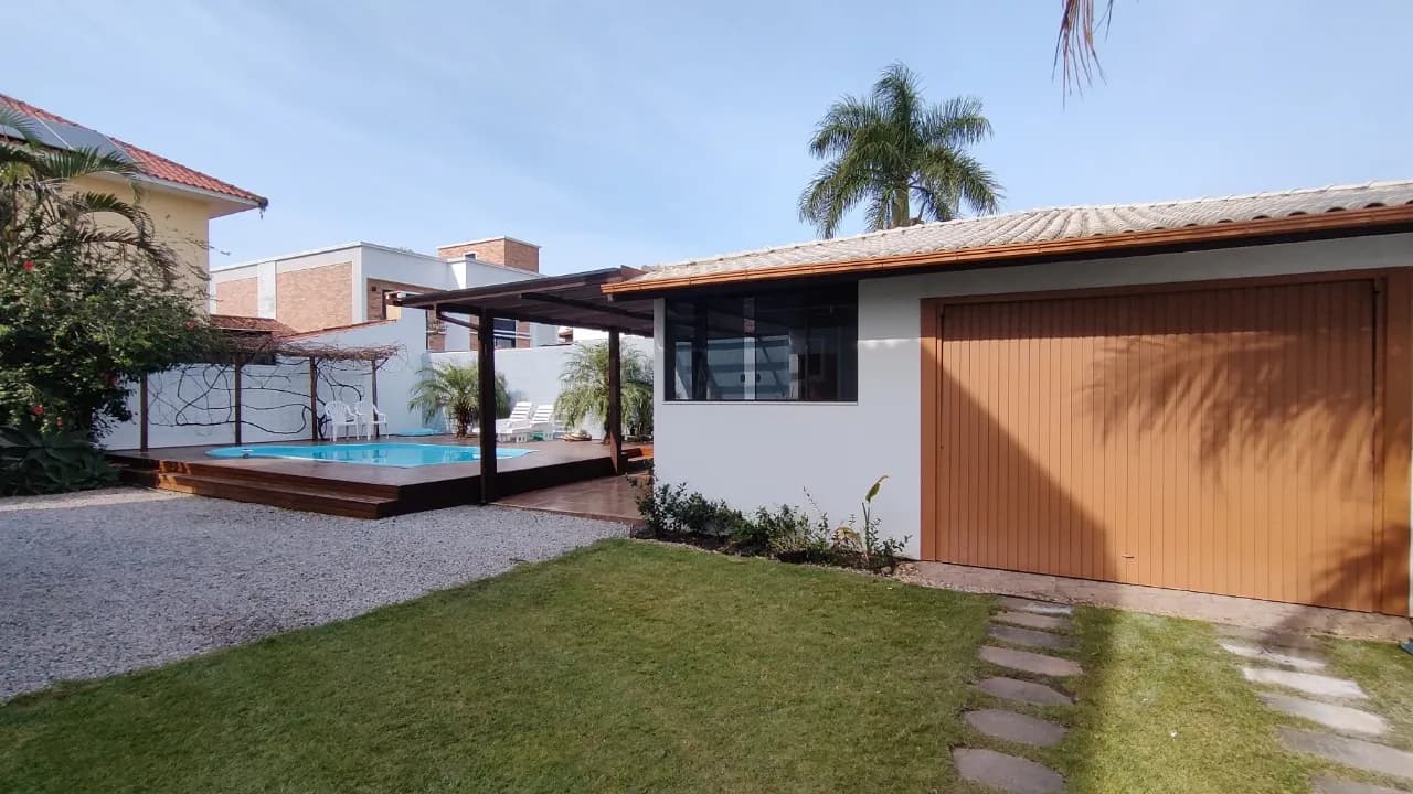 Casa para venda com 3 dormitórios em Campeche com 228 m² — foto principal