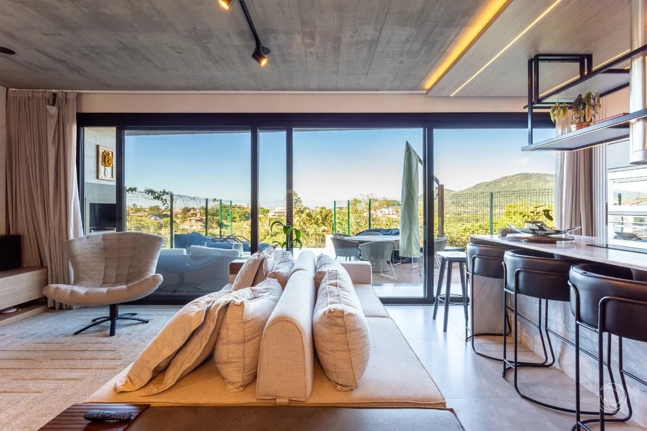 Casa de condomínio para venda com 3 dormitórios em Lagoa Da Conceição com 361 m² — foto principal
