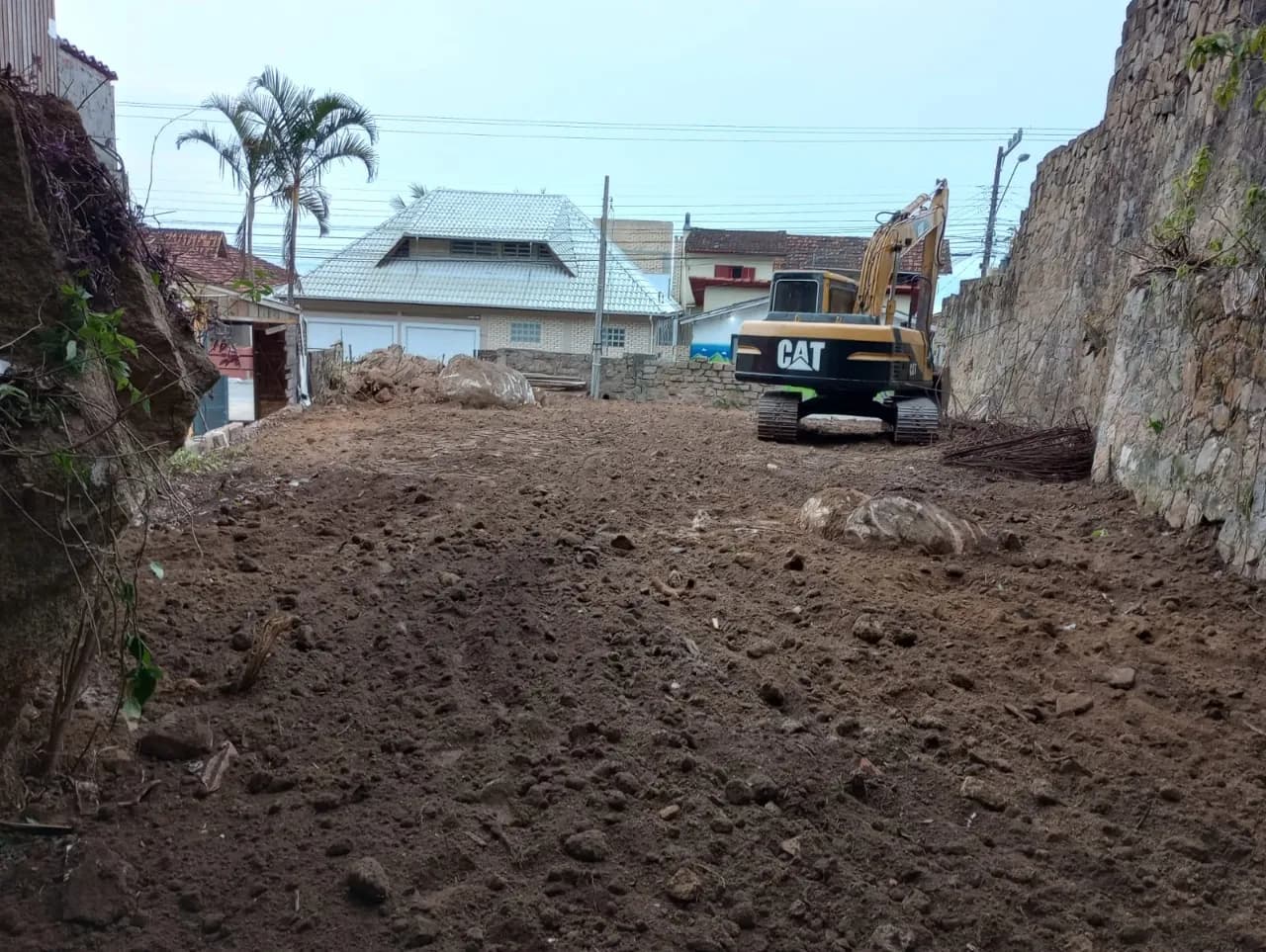 Terreno para venda em Sambaqui com 425 m²