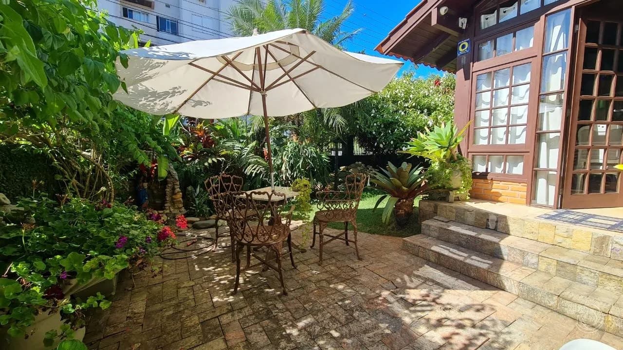 Casa para venda com 3 dormitórios em Canasvieiras com 300 m²