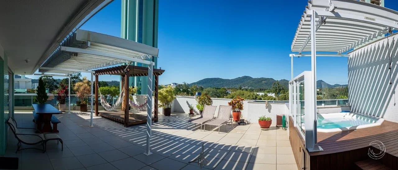 Cobertura para venda com 3 dormitórios em Canasvieiras com 262 m²