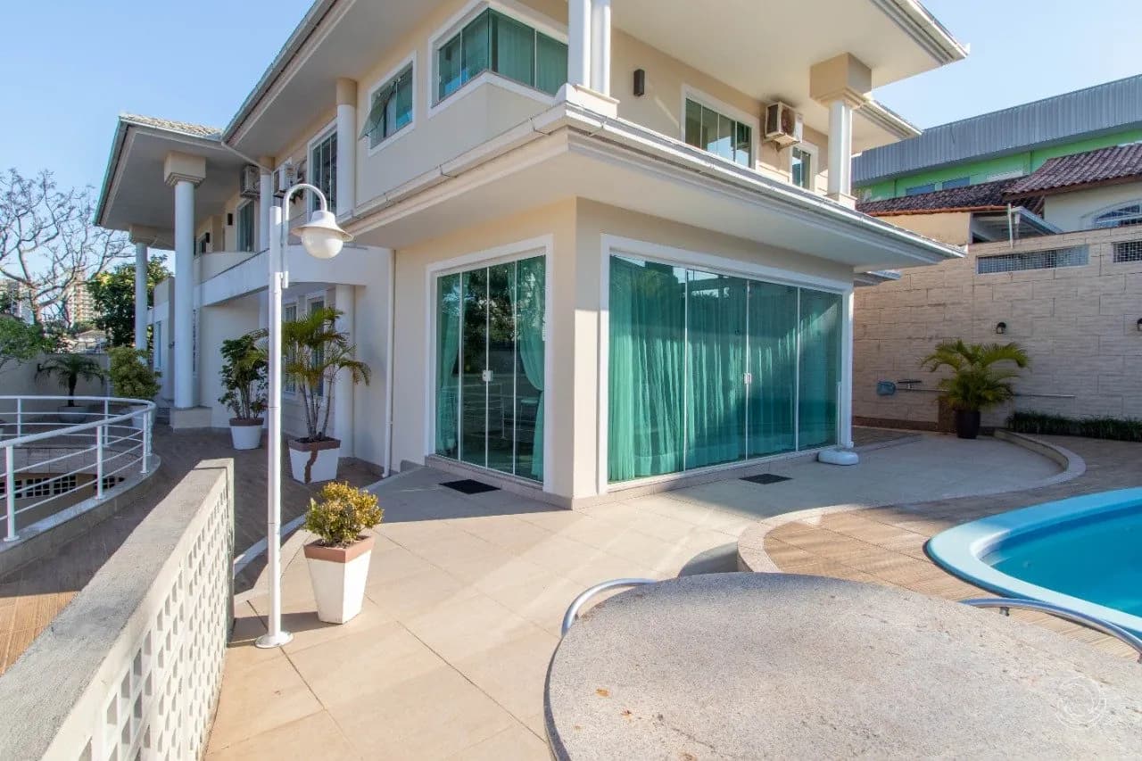 Casa para venda com 6 dormitórios em Estreito com 587 m²
