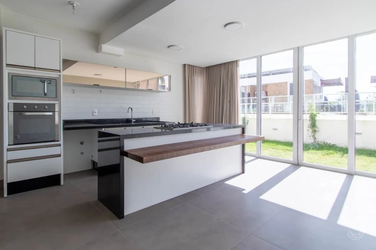 Casa para venda com 3 dormitórios em Cacupé com 263 m²