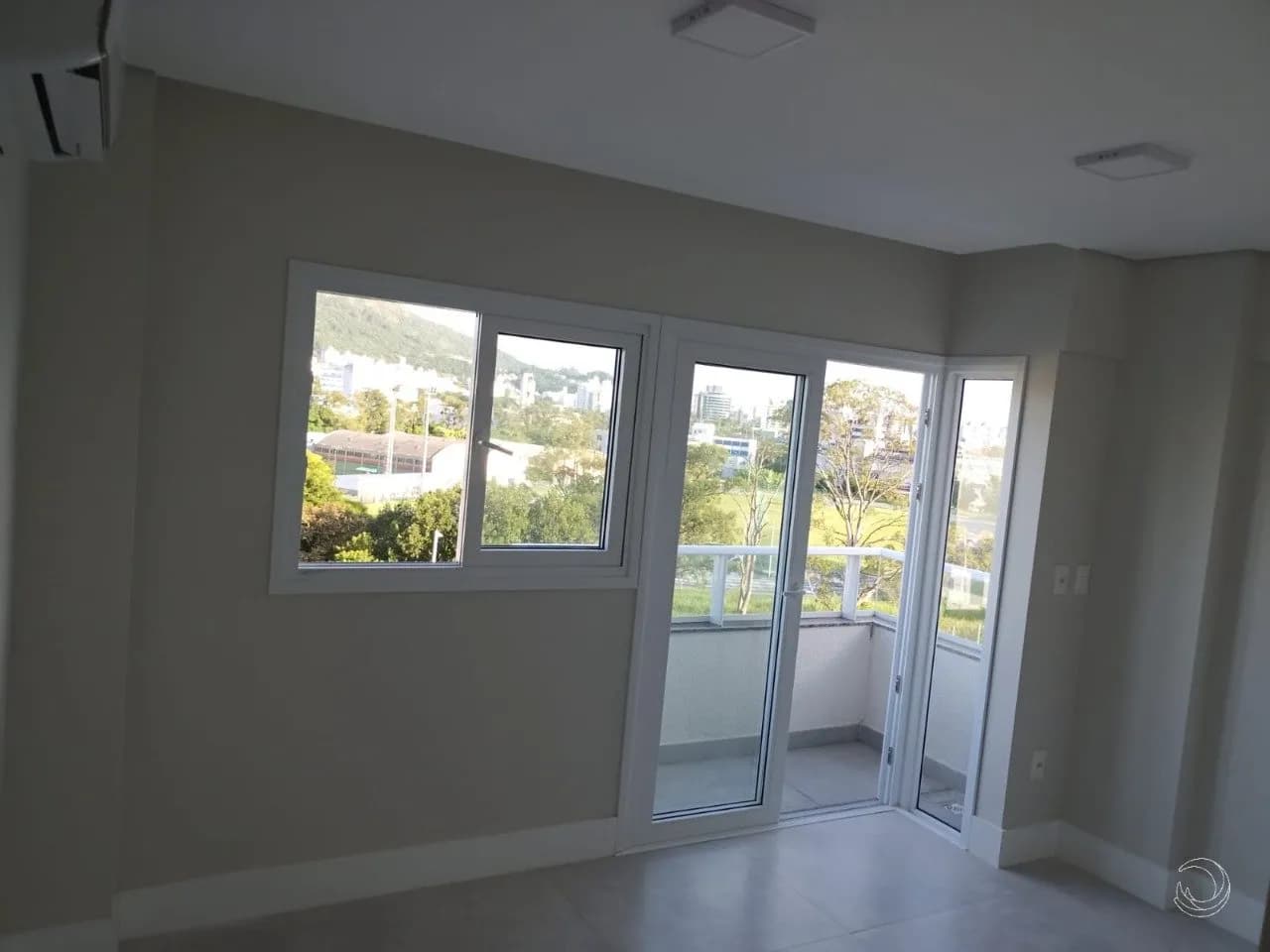 Apartamento para venda com 2 dormitórios em Pantanal com 59 m² — foto 2