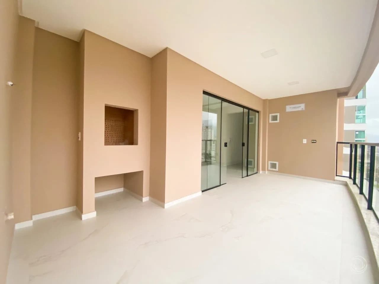 Apartamento para venda com 3 dormitórios em Meia Praia com 131 m² — foto principal