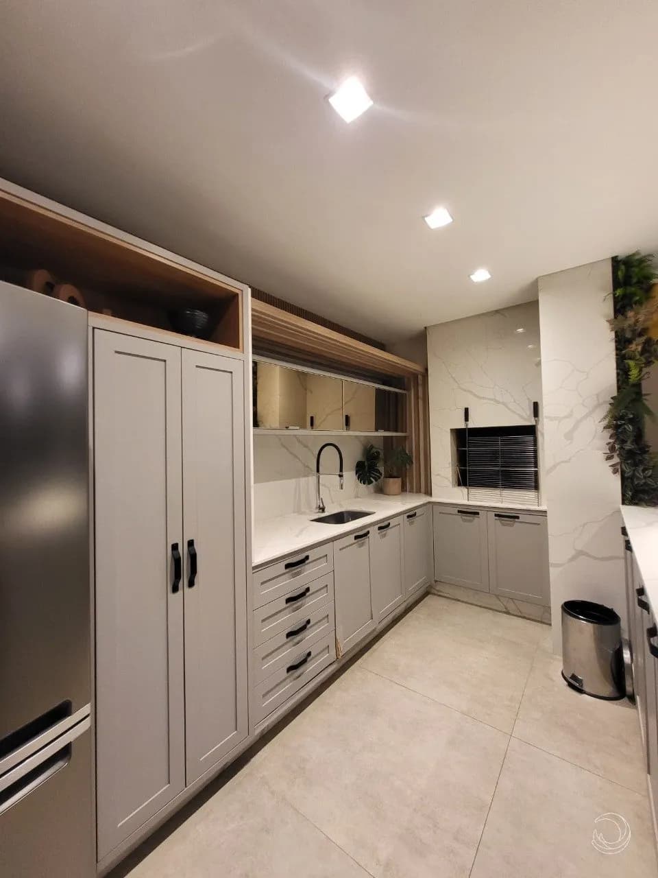 Apartamento para venda com 3 dormitórios em Meia Praia com 131 m² — foto 2