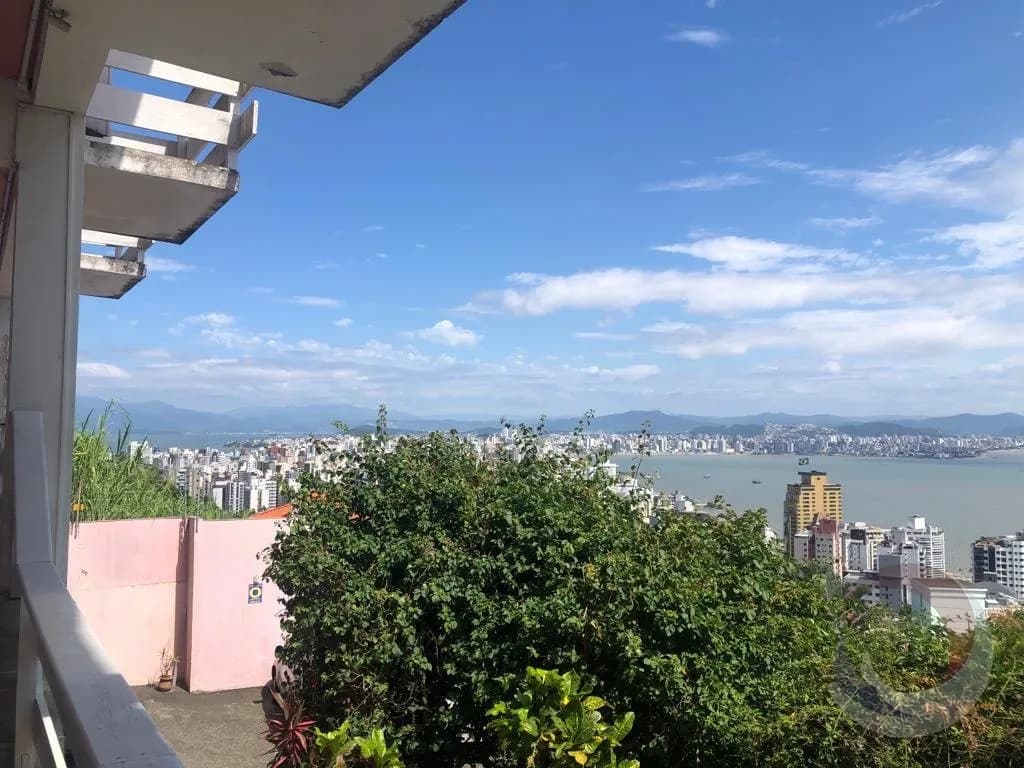 Casa para venda com 6 dormitórios em Centro com 440 m² — foto principal