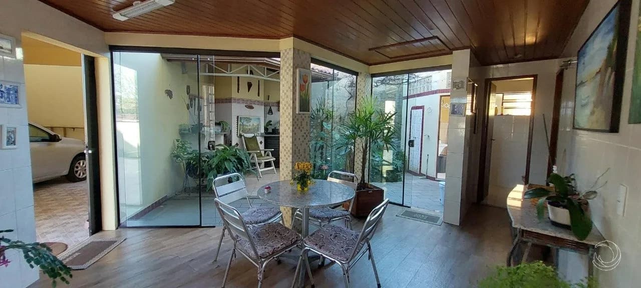 Casa para venda com 5 dormitórios em Coqueiros com 249 m² — foto principal