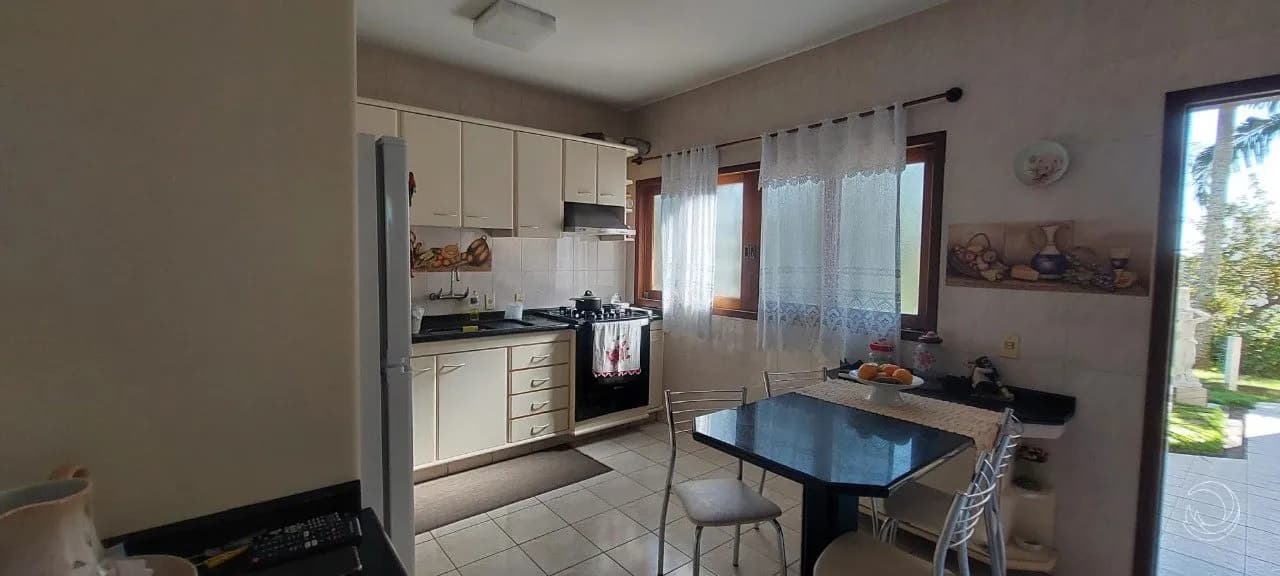 Casa para venda com 5 dormitórios em Coqueiros com 249 m² — foto 2