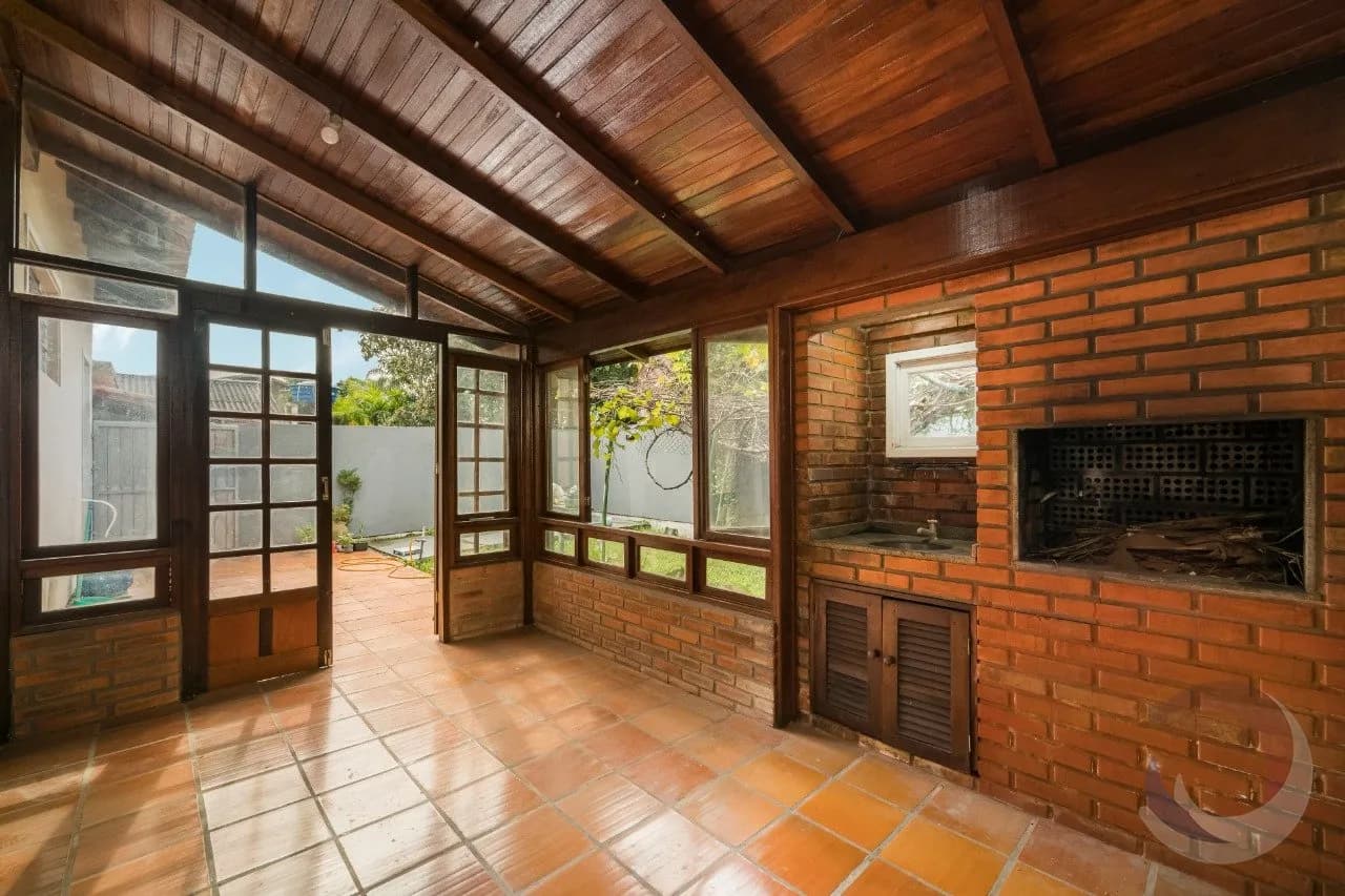 Casa para venda com 3 dormitórios em Carianos com 274 m²