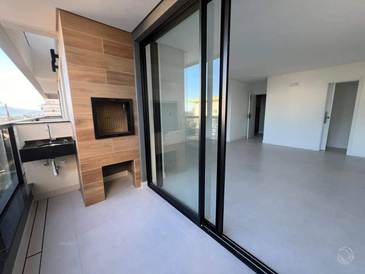 Apartamento para venda com 2 dormitórios em Coqueiros com 100 m² — foto 2