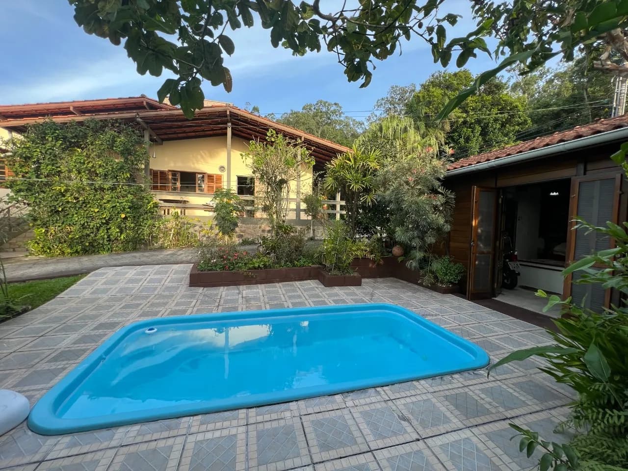 Casa para venda com 4 dormitórios em Sambaqui com 160 m² — foto principal