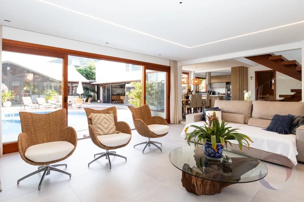 Casa para venda com 4 dormitórios em Rio Tavares com 600 m² — foto principal