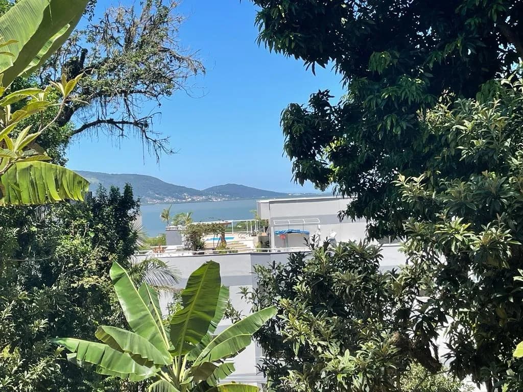 Terreno para venda em Coqueiros com 1427 m² — foto principal