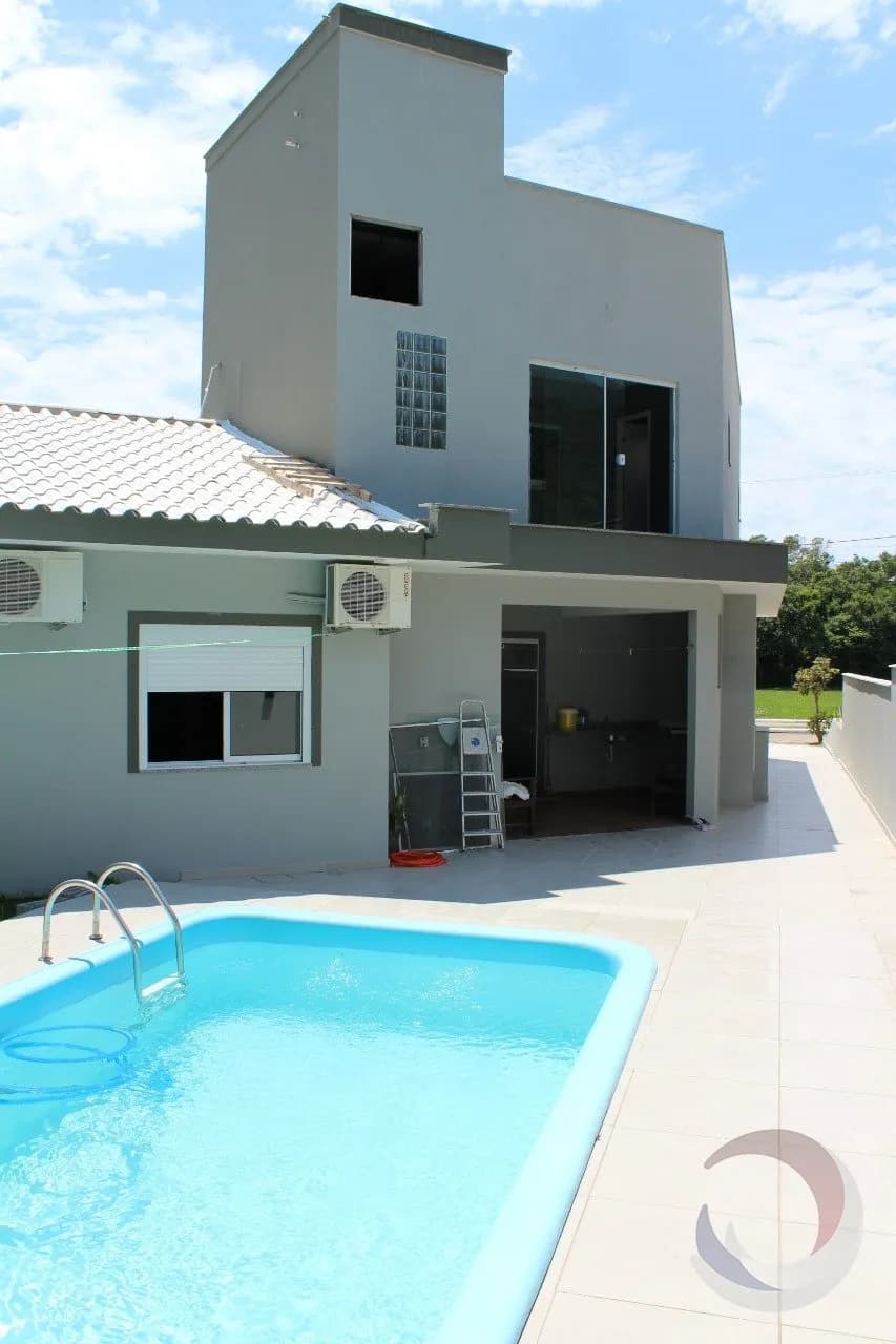 Casa para venda com 5 dormitórios em Ribeirão da Ilha com 251 m² — foto principal