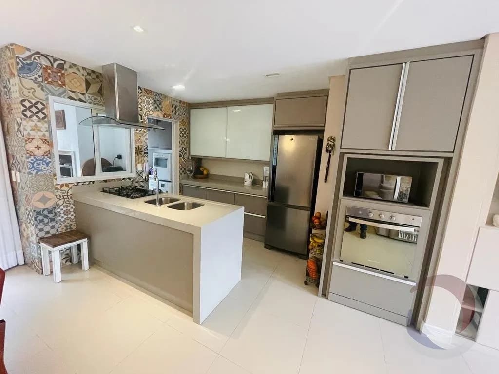 Casa para venda com 3 dormitórios em Sambaqui com 149 m²