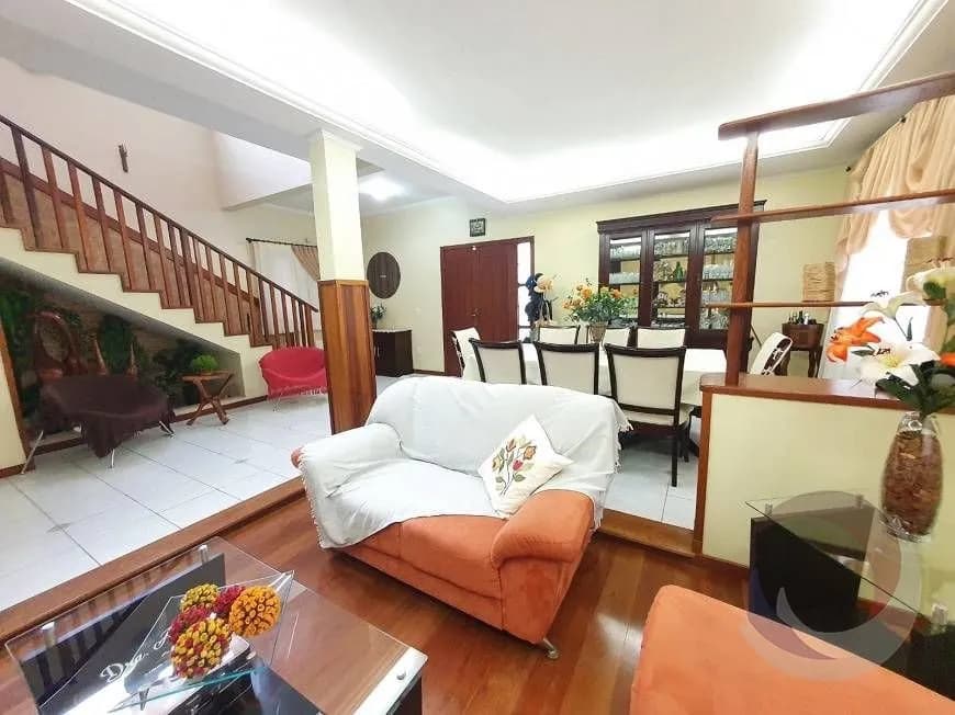 Casa para venda com 4 dormitórios em Carianos com 250 m² — foto principal