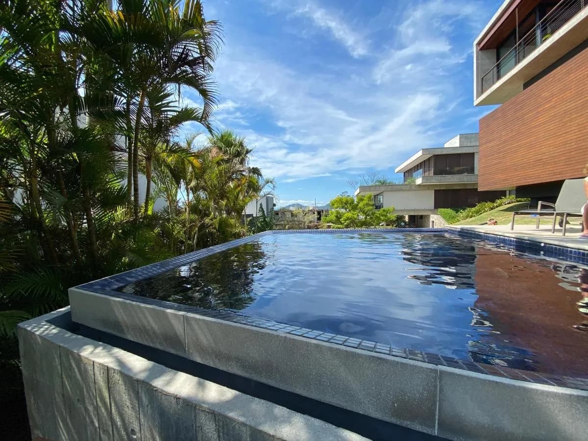 Casa de condomínio para venda com 3 dormitórios em Cacupé com 339 m² — foto principal