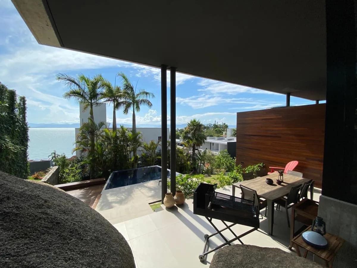Casa de condomínio para venda com 3 dormitórios em Cacupé com 339 m² — foto 2