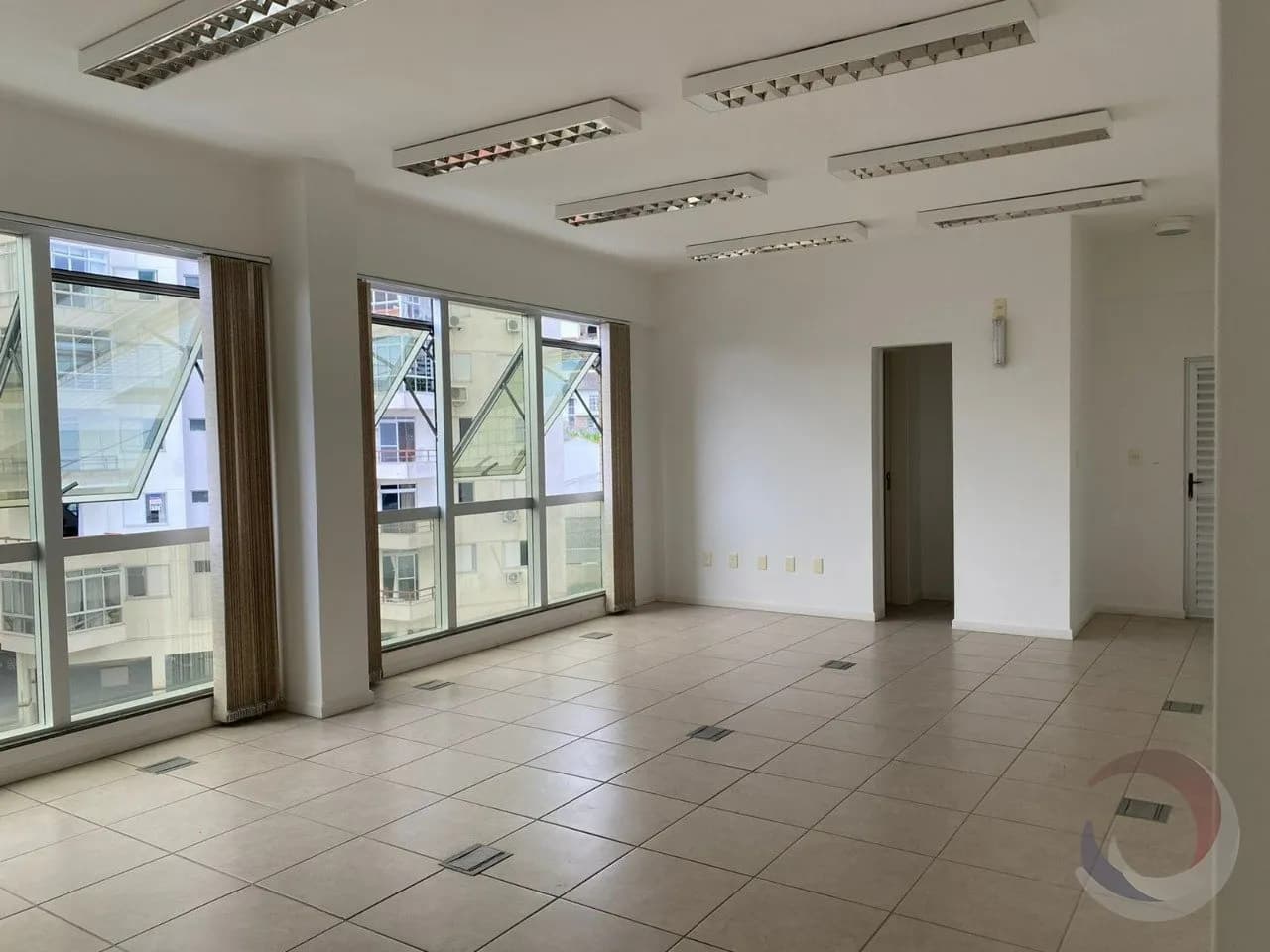 Sala comercial para venda em Centro com 100 m² — foto principal