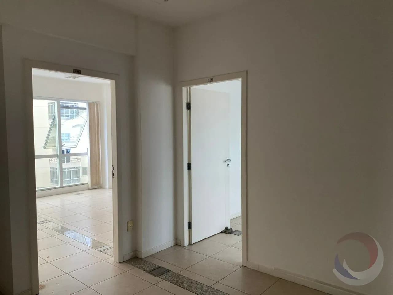 Sala comercial para venda em Centro com 100 m² — foto 2