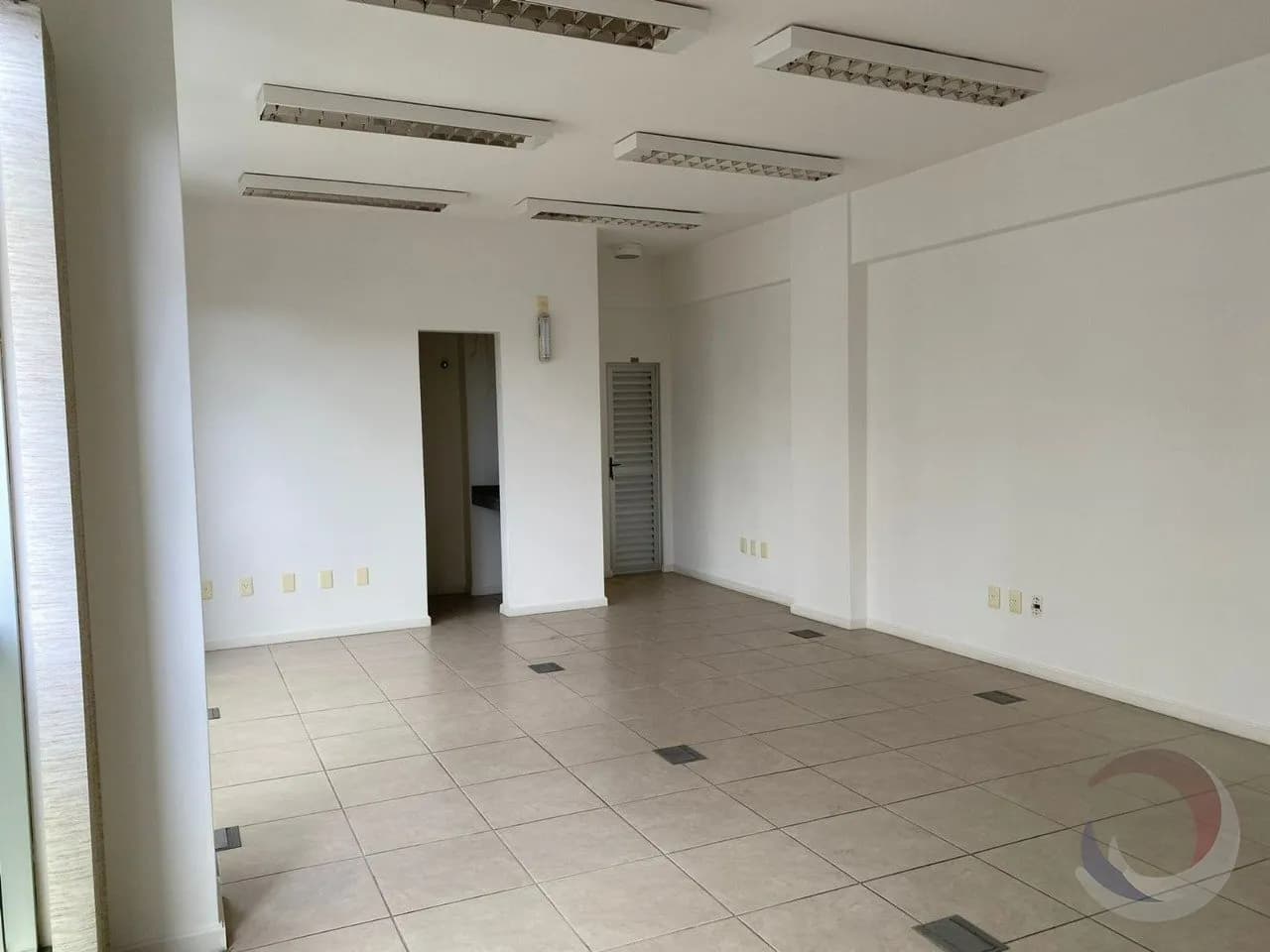 Sala comercial para venda em Centro com 100 m² — foto 3