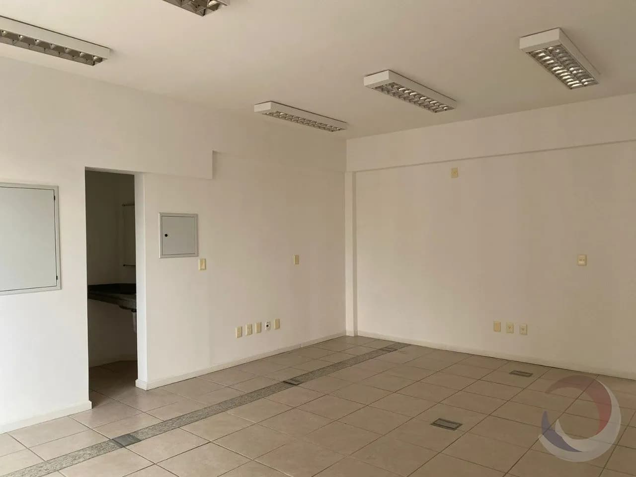 Sala comercial para venda em Centro com 100 m² — foto 4