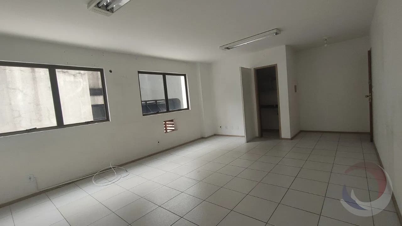 Sala comercial para venda em Centro com 32 m² — foto principal