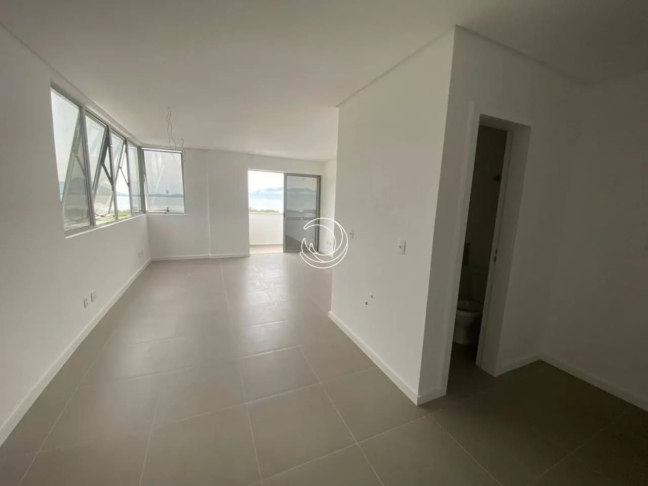 Sala comercial para venda em Saco Dos Limões com 38 m²