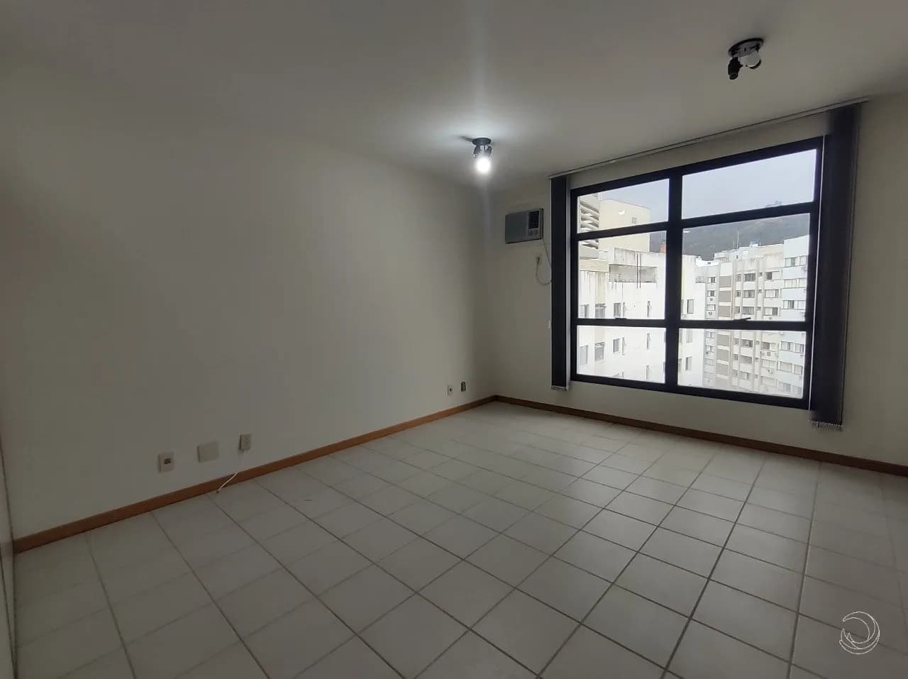 Sala comercial para venda em Centro com 32 m² — foto principal