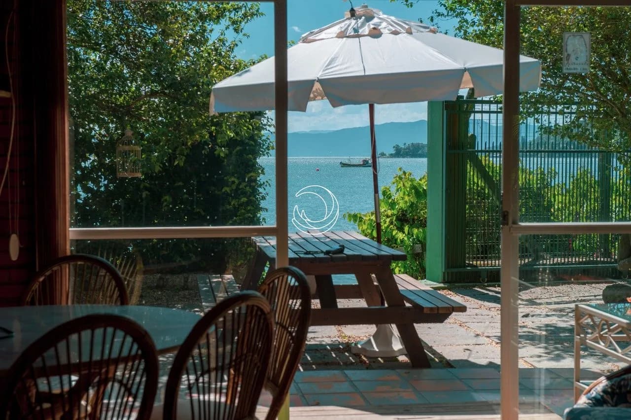Casa para venda com 2 dormitórios em Sambaqui com 131 m²