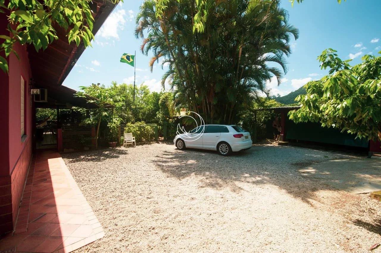 Casa para venda com 2 dormitórios em Sambaqui com 131 m² — foto 2
