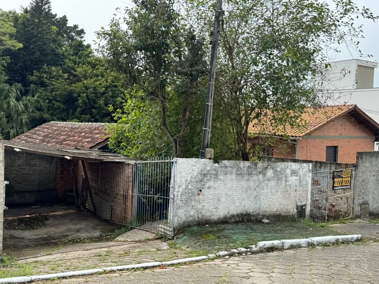 Terreno para venda em Coqueiros com 200 m²