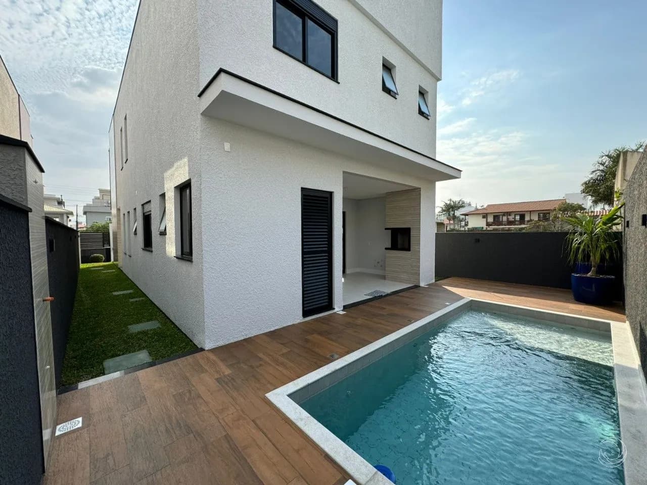 Casa para venda com 4 dormitórios em Ingleses Do Rio Vermelho com 233 m² — foto principal