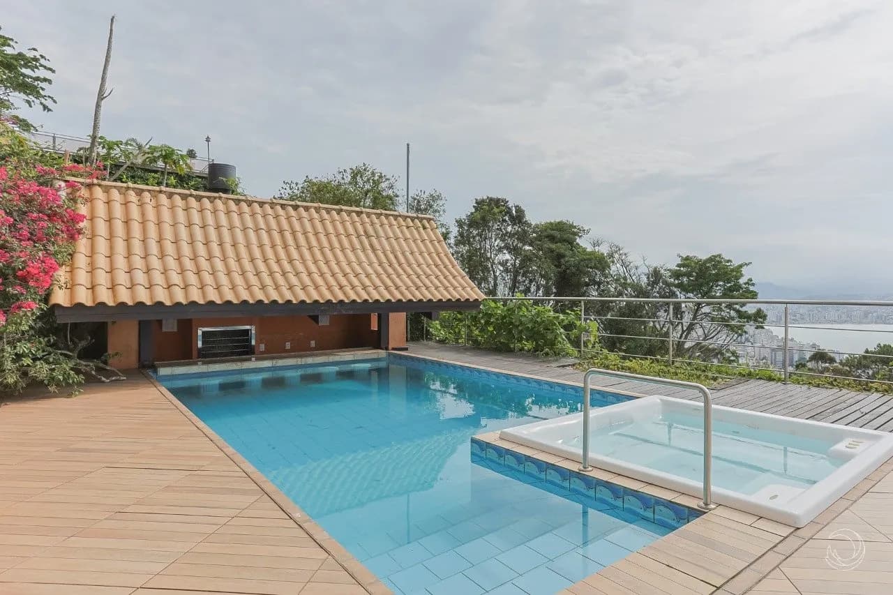 Casa para venda com 4 dormitórios em Centro com 410 m² — foto principal