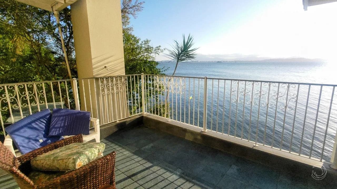 Casa para venda com 3 dormitórios em Cacupé com 240 m² — foto principal