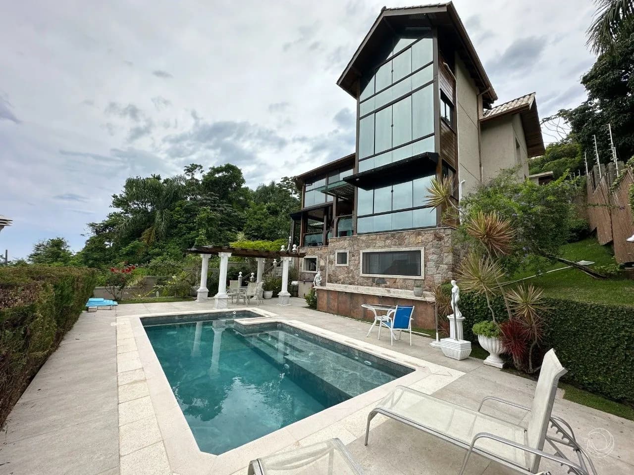 Casa para venda com 4 dormitórios em Praia Brava com 213 m² — foto principal
