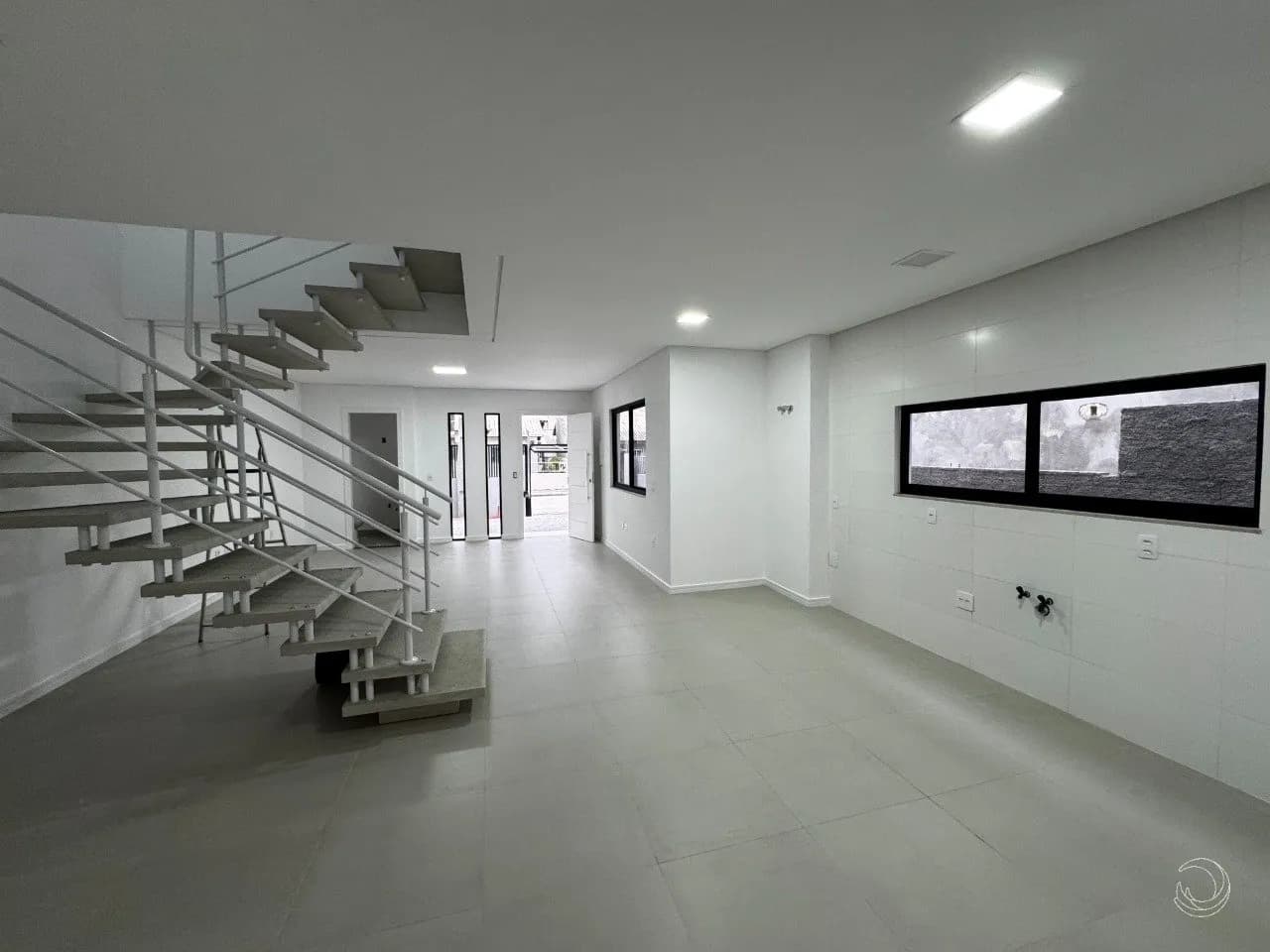 Casa para venda com 3 dormitórios em Carianos com 142 m² — foto 2
