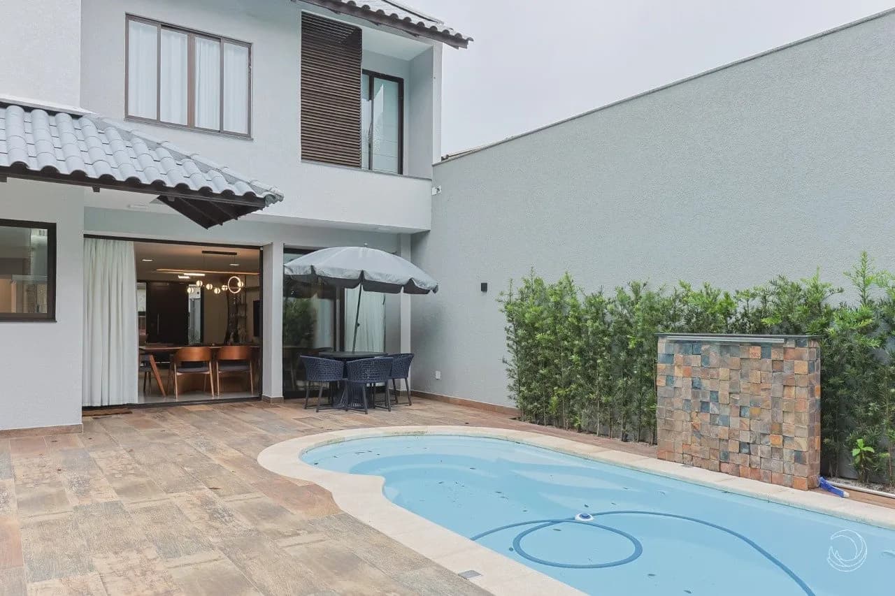 Casa para venda com 4 dormitórios em Balneário com 394 m²