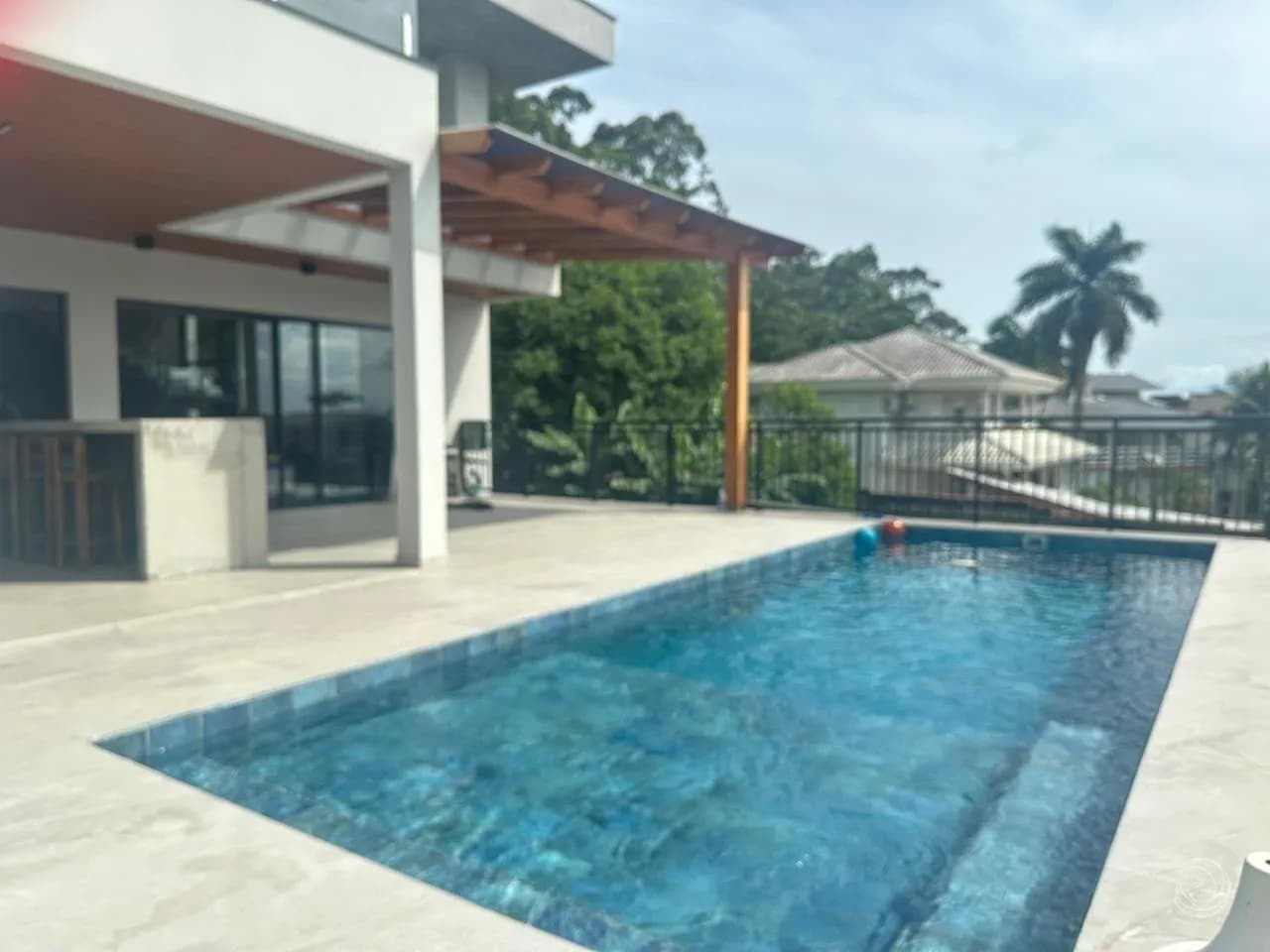 Casa para venda com 4 dormitórios em Cacupé com 332 m²