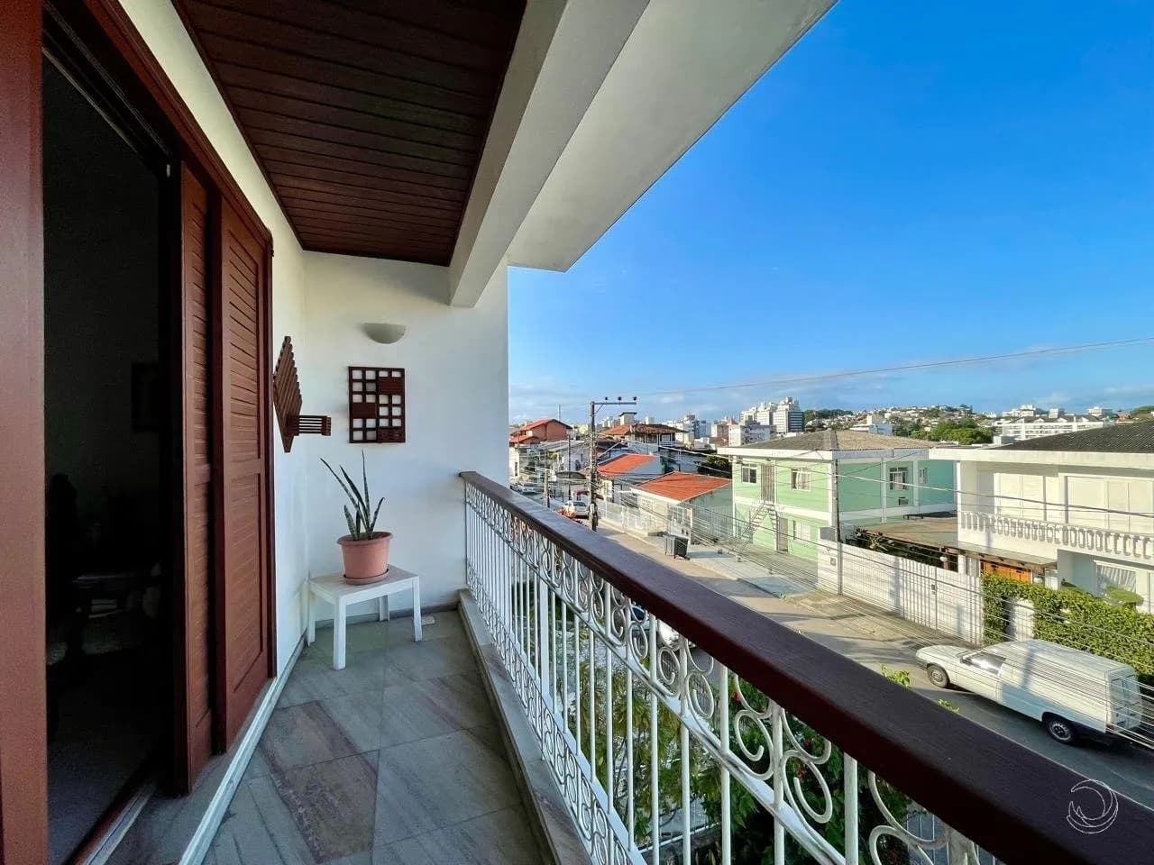 Casa para venda com 4 dormitórios em Coqueiros com 430 m² — foto principal