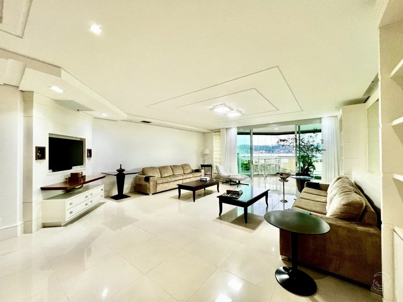 Apartamento para venda com 3 dormitórios em Coqueiros com 300 m² — foto 4