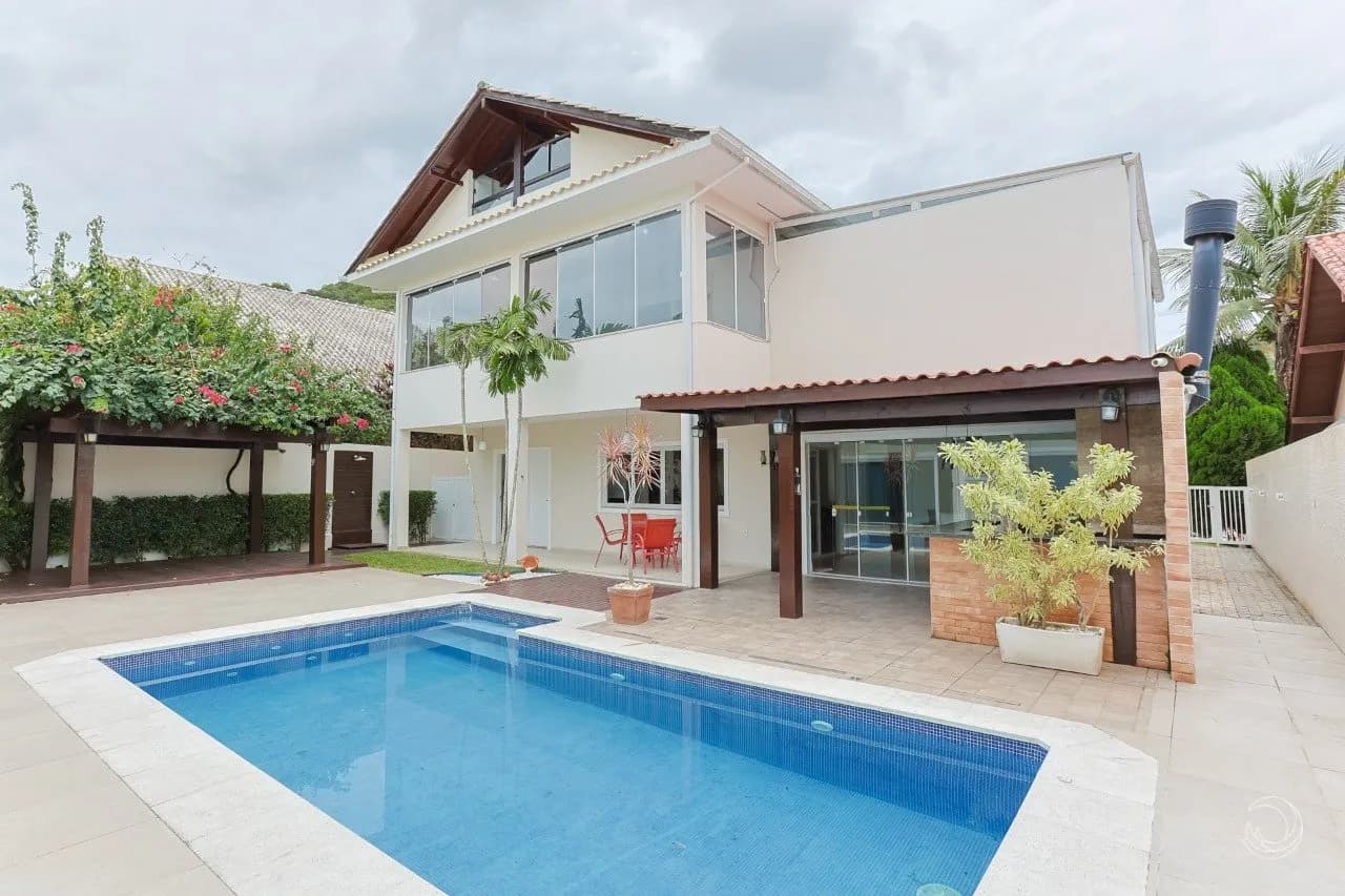 Casa para venda com 5 dormitórios em Sambaqui com 517 m²