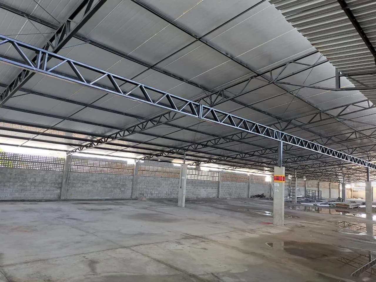 Galpão para venda em Carianos com 4475 m² — foto principal