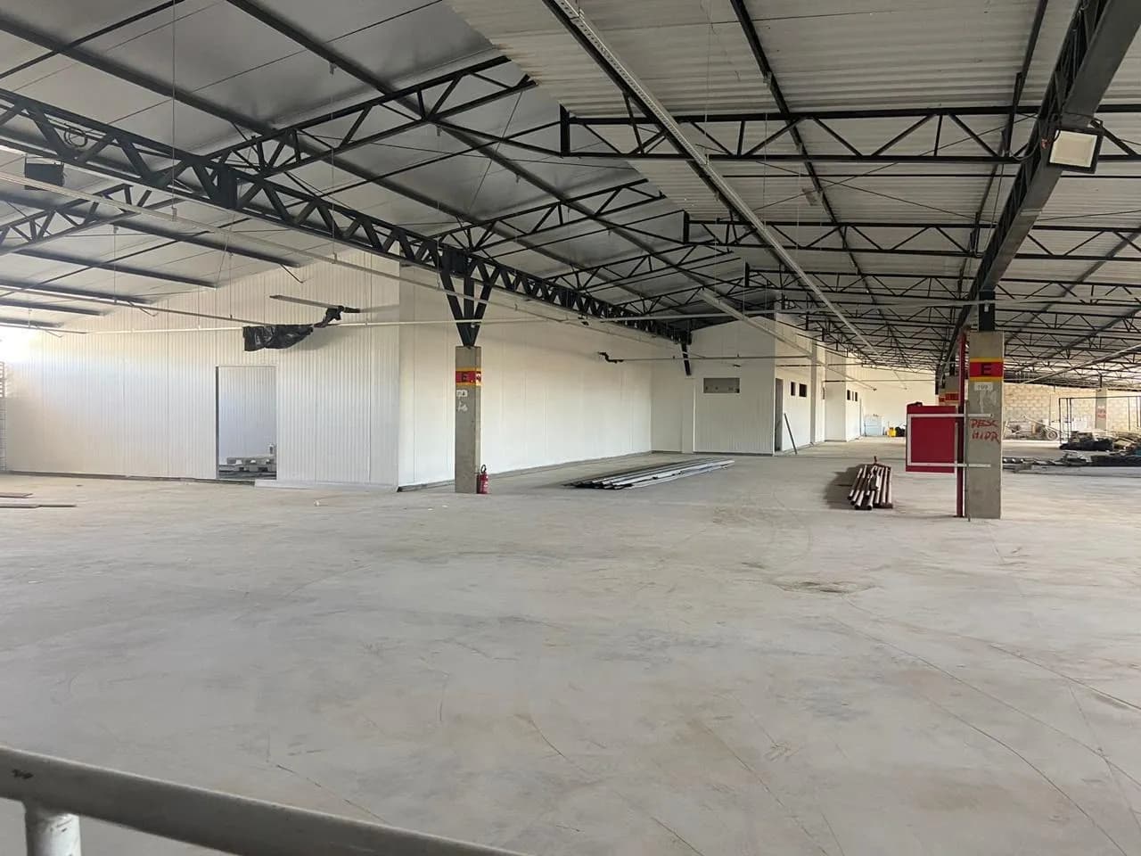 Galpão para venda em Carianos com 4475 m² — foto 4