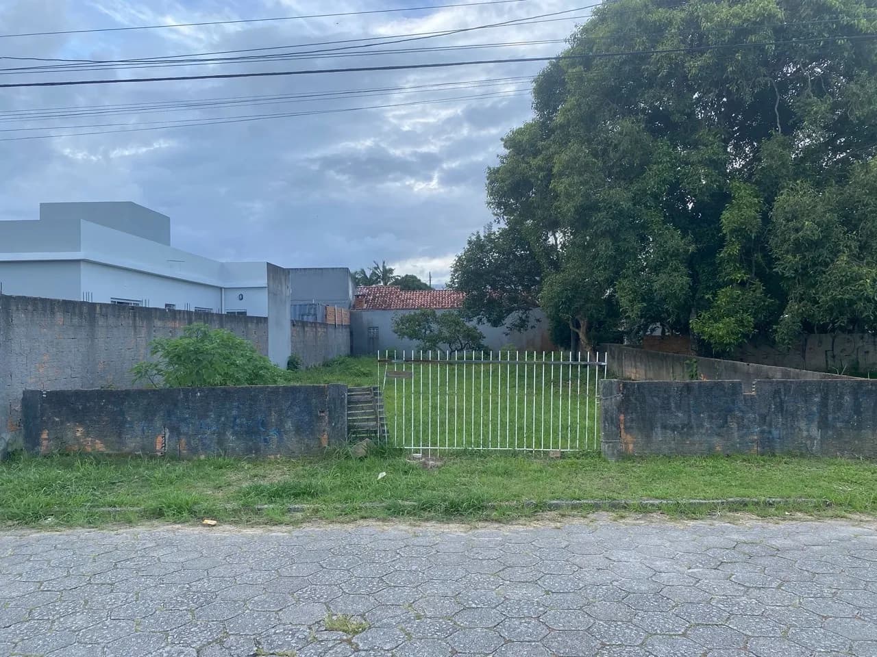 Terreno para venda em Carianos com 360 m² — foto principal